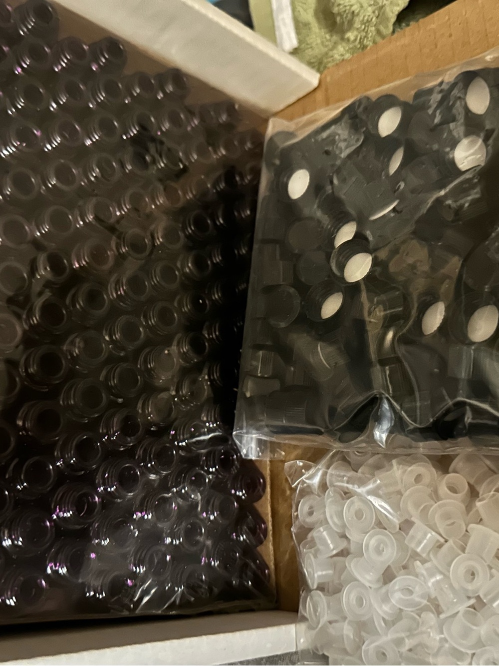 Scentsy Oil Vials ;shrink wrapping non touched. There’s 3 BOXES!📦 One freebie